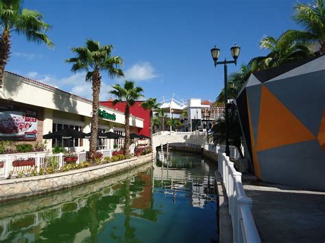 la isla shopping center cancun.